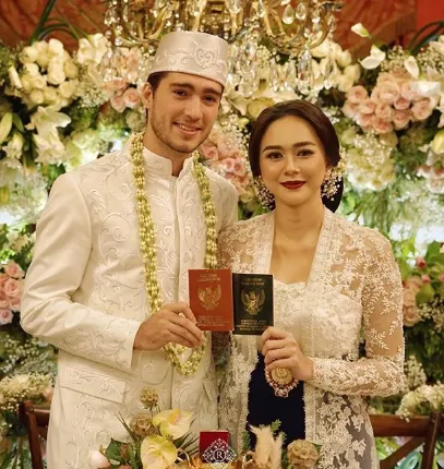 Awet dengan Suami Bulenya, 5 Seleb Ini Tuai Pujian. Cinta Nggak Kenal Latar Belakang, Coy! 10