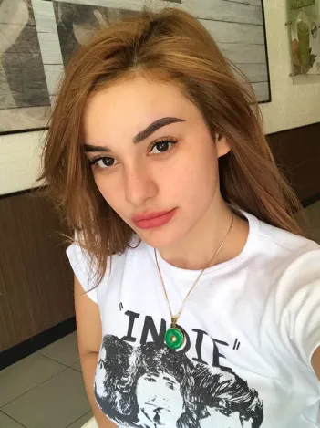 9 Potret Nora, Pacar Jerinx 'SID' yang Cantiknya Paripurna. Bentuk Bibirnya Itu, Lho! 13