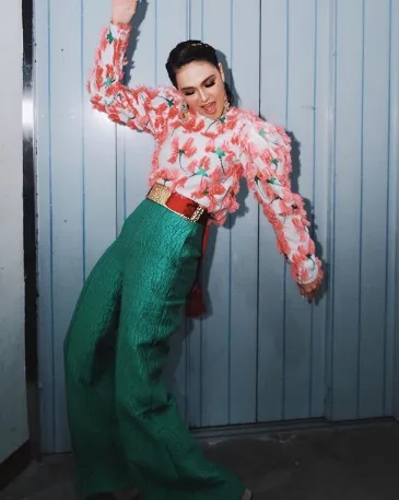 Video Luna Maya Joget 'Selow' Ini Bikin Warganet Jadi Ikut Goyang. Seberapa Greget? 2