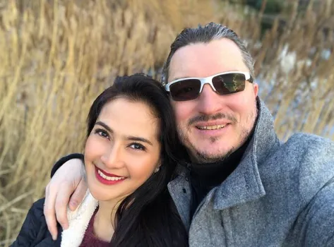 Awet dengan Suami Bulenya, 5 Seleb Ini Tuai Pujian. Cinta Nggak Kenal Latar Belakang, Coy! 6