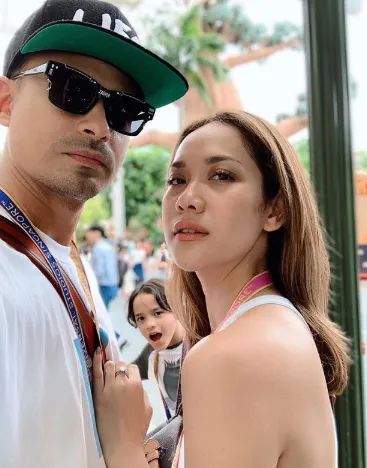 Kemesraan BCL dan Suami yang Sukses Bikin Iri. Potret Paripurnanya Hubungan Suami Istri! 11