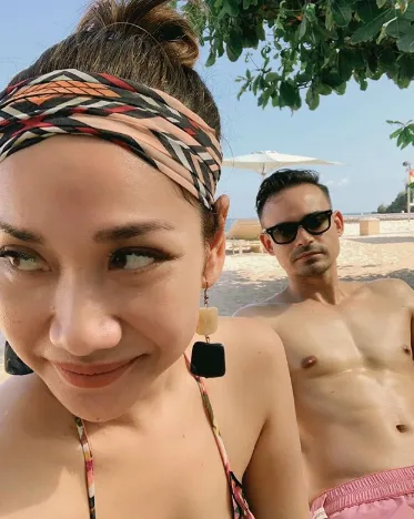 Kemesraan BCL dan Suami yang Sukses Bikin Iri. Potret Paripurnanya Hubungan Suami Istri! 14