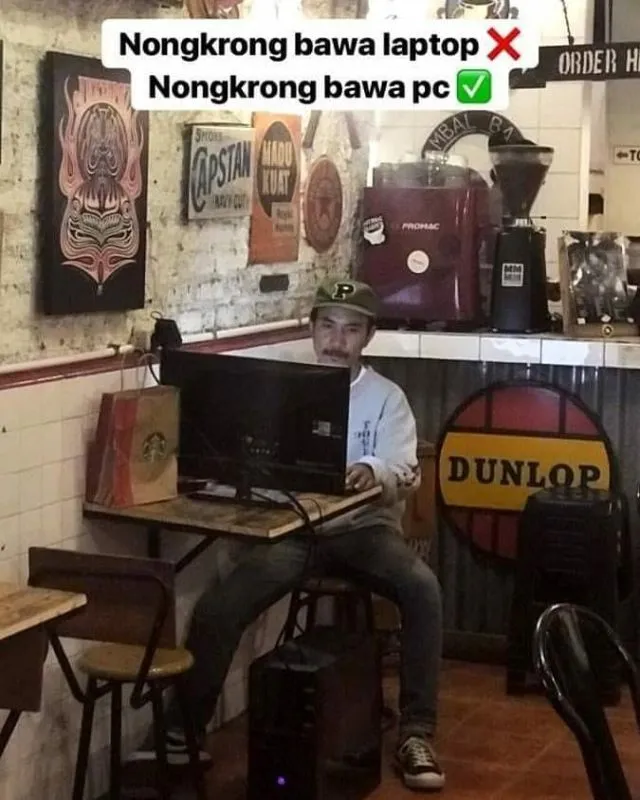12 Potret Kocak Orang-Orang Santai di Segala Kondisi. Seberat Apa pun Bebannya, Asyikin Aja Lagi~ 18