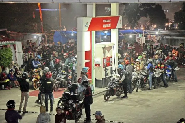 4 Alasan Pom Bensin Jadi Tempat Favorit Mangkal Para Penjual Pentol. Berasa Singgasana Mereka~ 8