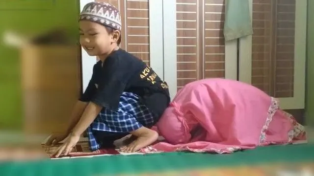 12 'Atraksi' Lucu Anak Kecil Saat Belajar Salat. Semoga Kelak Jadi Anak yang Saleh dan Salihah, Ya! 15