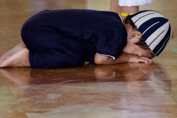 12 'Atraksi' Lucu Anak Kecil Saat Belajar Salat. Semoga Kelak Jadi Anak yang Saleh dan Salihah, Ya! 10
