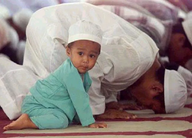 12 'Atraksi' Lucu Anak Kecil Saat Belajar Salat. Semoga Kelak Jadi Anak yang Saleh dan Salihah, Ya! 9