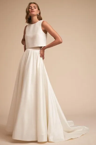 10 Ide Two Pieces Wedding Dress yang 'Membentuk' Tubuh Indahmu. Demi Paripurna Jadi Ratu Seharinya! 13