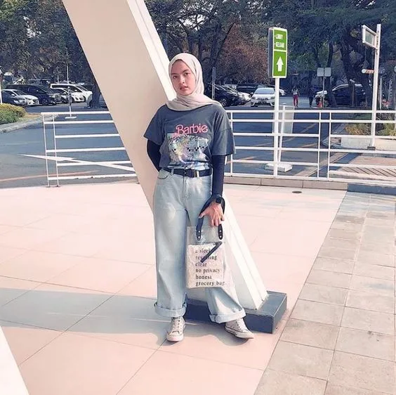 10 Ide Padu Padan Kaus Lengan Pendek Untuk Hijabers. Sopan Tertutup, tapi Tetap Stylish dan Kece 14