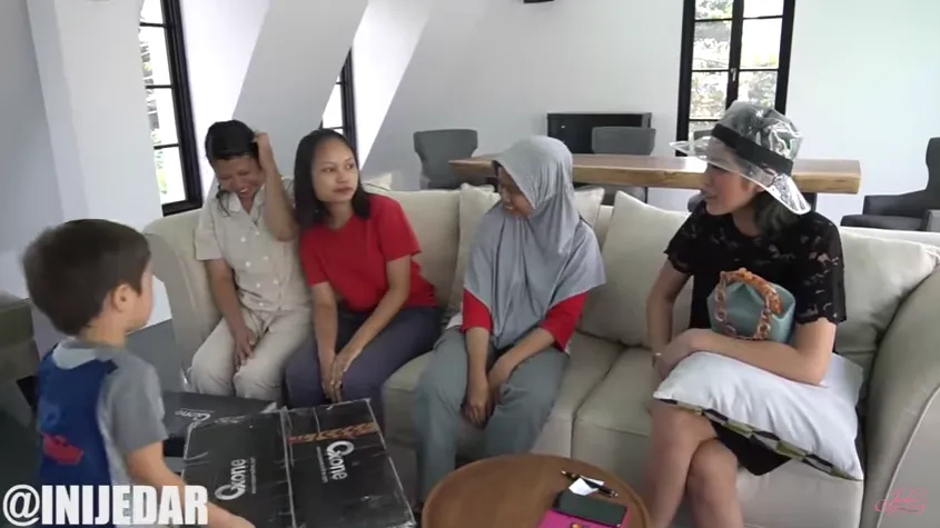 Sebagai Bentuk Terima Kasih, Jedar Berangkatkan ART-nya Umroh dan Dibelikan Barang-Barang Ini. Salut! 3