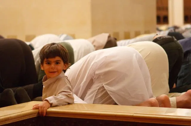 12 'Atraksi' Lucu Anak Kecil Saat Belajar Salat. Semoga Kelak Jadi Anak yang Saleh dan Salihah, Ya! 12
