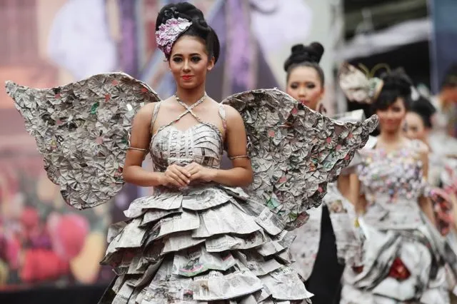 Viral, Spanduk Sisa-sisa Kampanye Disulap Jadi Outfit Keren. Ini 9 Kreasi Fesyen dari Limbah Lainnya 15