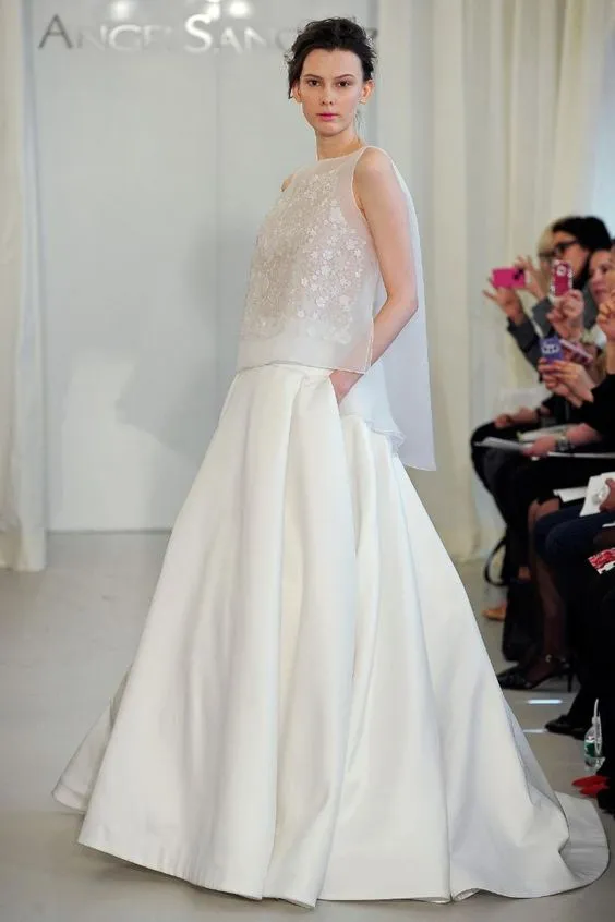 10 Ide Two Pieces Wedding Dress yang 'Membentuk' Tubuh Indahmu. Demi Paripurna Jadi Ratu Seharinya! 19
