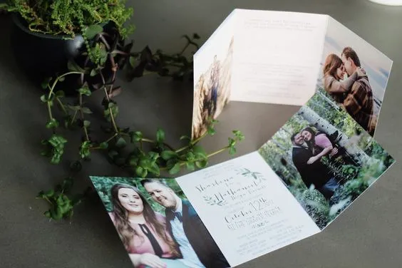 12 Ide Desain Undangan Plus Foto yang Bersahaja. Demi Foto Pre-Wedding Cantikmu Nggak Tersia-sia 18