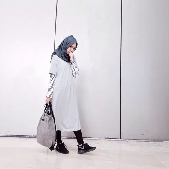10 Ide Padu Padan Kaus Lengan Pendek Untuk Hijabers. Sopan Tertutup, tapi Tetap Stylish dan Kece 19