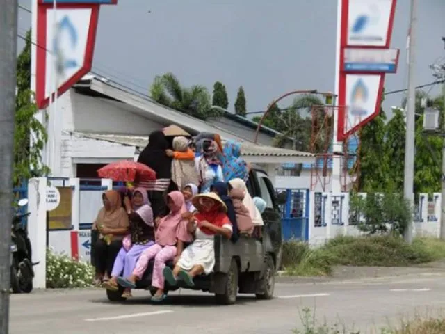 11 Kelakuan Penumpang Pick Up yang Bikin Jantung Berdebar. Jangan Biarin Emak Kita Ikut Rombongan! 12