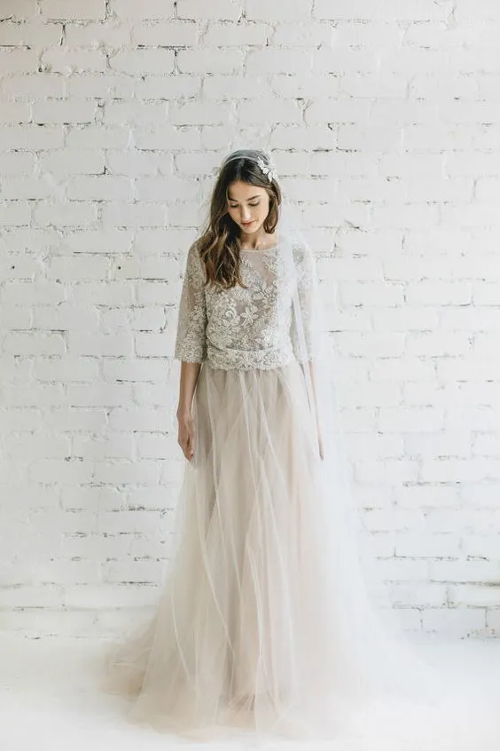 10 Ide Two Pieces Wedding Dress yang 'Membentuk' Tubuh Indahmu. Demi Paripurna Jadi Ratu Seharinya! 12