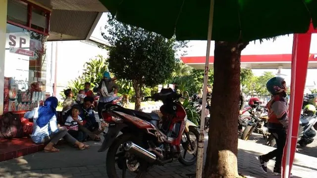 4 Alasan Pom Bensin Jadi Tempat Favorit Mangkal Para Penjual Pentol. Berasa Singgasana Mereka~ 7
