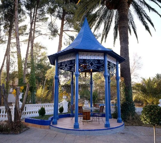 15+ Desain Gazebo Sederhana untuk Leyeh-Leyeh Cantik di Halaman Rumah. Kayak di Kafe-Kafe! 25