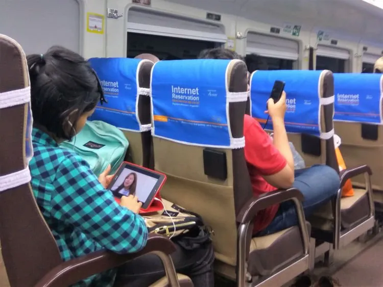 7 Kelakuan Penumpang Kereta Api yang Bikin Males. Kamu Pernah Nemuin yang Ngeselin Begini Nggak? 8