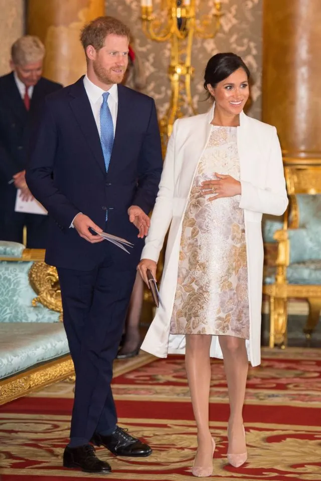 8 Potret Busana Hamil Tua ala Duchess of Sussex, Meghan Markle. Simpel tapi Elegan Maksimal! 12