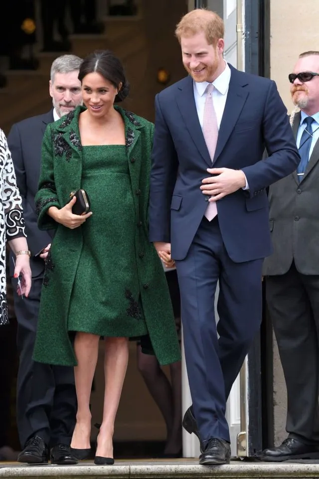 8 Potret Busana Hamil Tua ala Duchess of Sussex, Meghan Markle. Simpel tapi Elegan Maksimal! 10