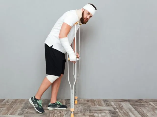 6 Panduan Memakai Tongkat Kruk yang Benar Saat Cedera Kaki. Jangan Asal Biar Cepat Pulih 12