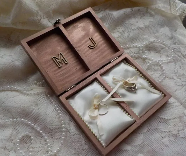 10 Inspirasi Ring Box Cantik Berbahan Kayu. Pas Nih, Buat Pesta Pernikahanmu Makin Terkesan Rustic 20