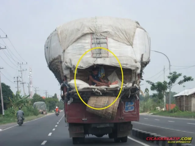 11 Kelakuan Penumpang Pick Up yang Bikin Jantung Berdebar. Jangan Biarin Emak Kita Ikut Rombongan! 15