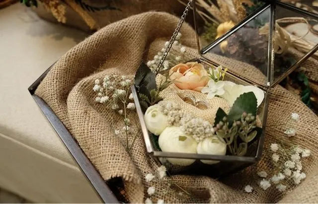 11 Ide Cantik Memasukkan Unsur Kain Goni atau Burlap ke Detail Dekorasi Pernikahan. Unik! 15