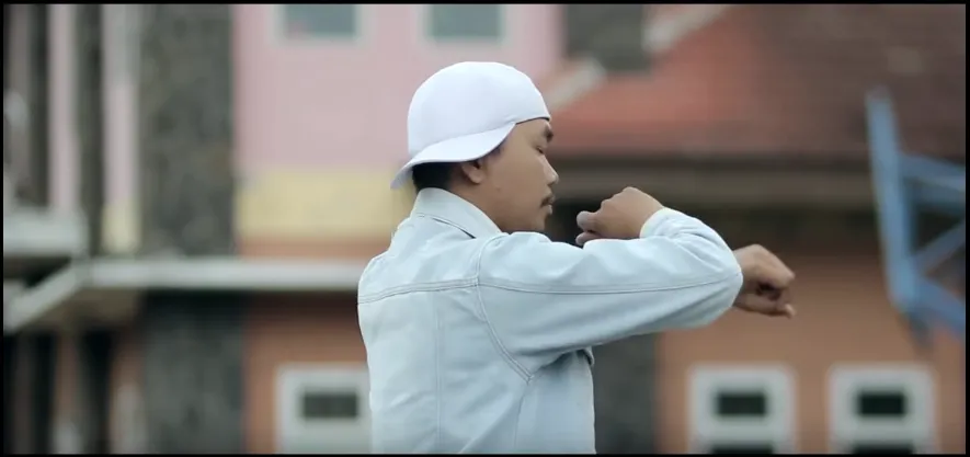 9 Hal yang Bikin Gemes Sama Video Klip Oma Mulyana. Judulnya 'Senyumin Aja' Tapi Pada Cemberut :( 15