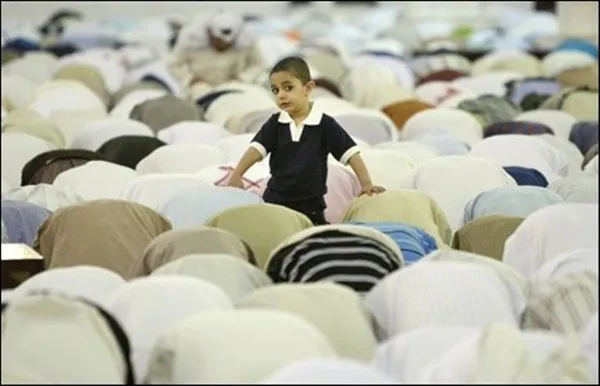 12 'Atraksi' Lucu Anak Kecil Saat Belajar Salat. Semoga Kelak Jadi Anak yang Saleh dan Salihah, Ya! 13