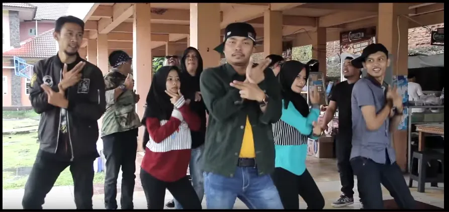 9 Hal yang Bikin Gemes Sama Video Klip Oma Mulyana. Judulnya 'Senyumin Aja' Tapi Pada Cemberut :( 14