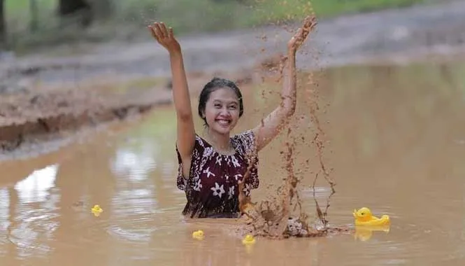 Nggak Cukup Photoshoot di Lubang, Kini Masyarakat Lepas Buaya Saking Desperatenya Jadi Kreatif Nih 5