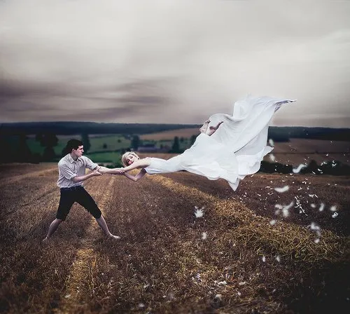 10 Kreasi Levitation Photography untuk Pre-Wedding yang Unik dan Penuh Imajinasi. Yuk, 'Terbang'! 11