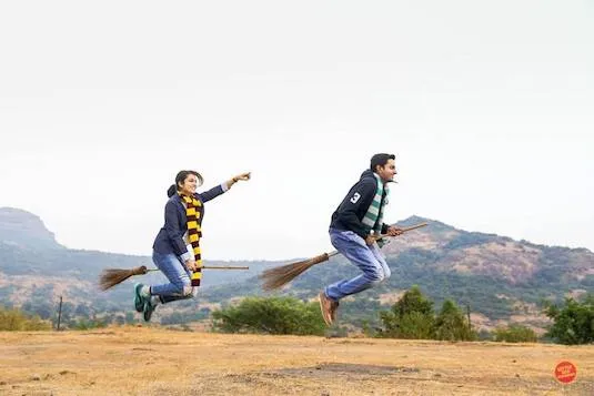10 Kreasi Levitation Photography untuk Pre-Wedding yang Unik dan Penuh Imajinasi. Yuk, 'Terbang'! 17