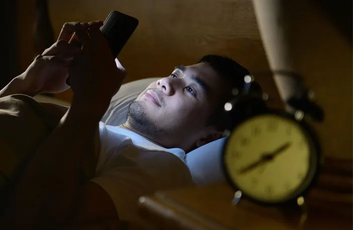 8 Kebiasaan Konyol Pembaca Hipwee Sebelum Tidur. Sudah Akui Saja, Banyak yang Begini, kan? 13
