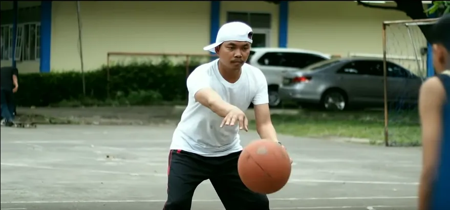 9 Hal yang Bikin Gemes Sama Video Klip Oma Mulyana. Judulnya 'Senyumin Aja' Tapi Pada Cemberut :( 17