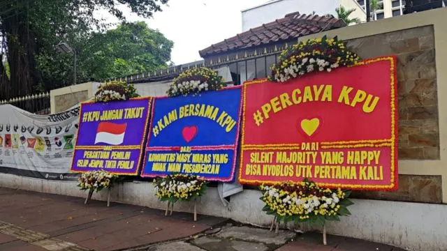Gedung KPU Dipenuhi Karangan Bunga, Dari yang Kocak Tulisannya Hingga yang Membuat Haru 6