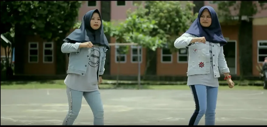 9 Hal yang Bikin Gemes Sama Video Klip Oma Mulyana. Judulnya 'Senyumin Aja' Tapi Pada Cemberut :( 12