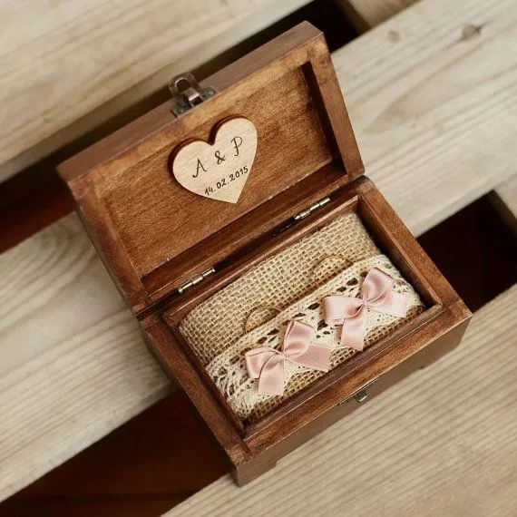 10 Inspirasi Ring Box Cantik Berbahan Kayu. Pas Nih, Buat Pesta Pernikahanmu Makin Terkesan Rustic 19