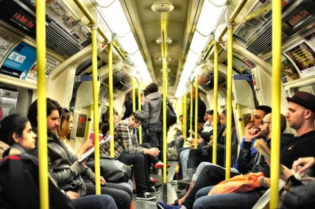 6 Hal yang Bikin Kamu Otomatis Jadi Penumpang yang Dibenci di KRL 9