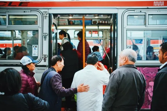 6 Hal yang Bikin Kamu Otomatis Jadi Penumpang yang Dibenci di KRL 13