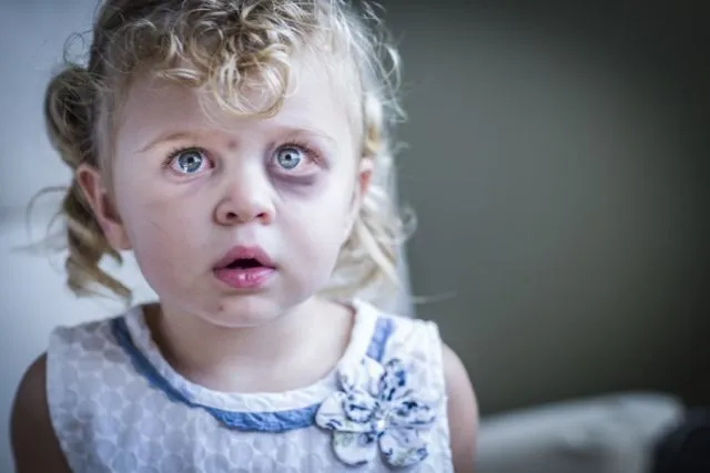 Viral Model Cilik Ditendang Ibu, Demi Bergaya Lucu Depan Kamera. Apa sih Bahayanya Abusive Parents? 6
