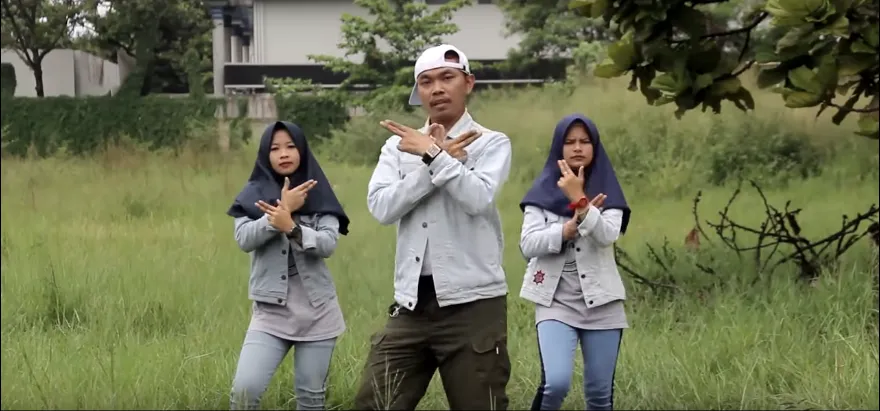 9 Hal yang Bikin Gemes Sama Video Klip Oma Mulyana. Judulnya 'Senyumin Aja' Tapi Pada Cemberut :( 16