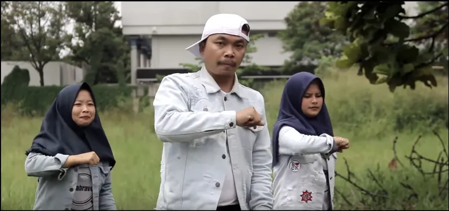 9 Hal yang Bikin Gemes Sama Video Klip Oma Mulyana. Judulnya 'Senyumin Aja' Tapi Pada Cemberut :( 13