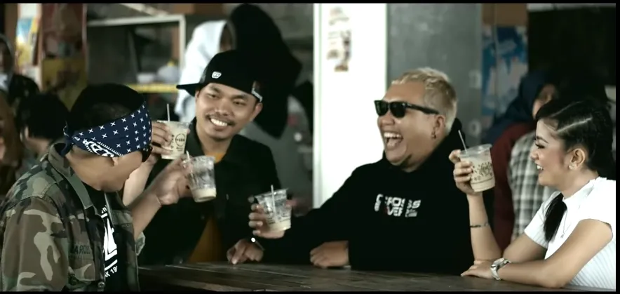 9 Hal yang Bikin Gemes Sama Video Klip Oma Mulyana. Judulnya 'Senyumin Aja' Tapi Pada Cemberut :( 18