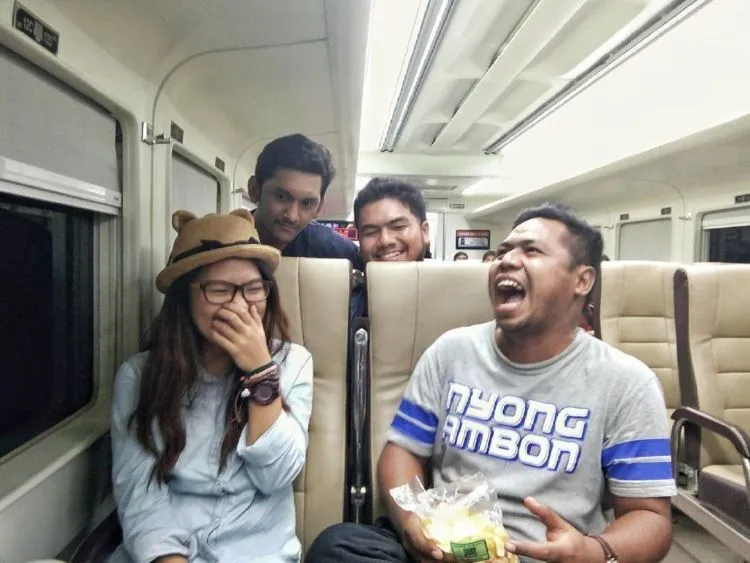 7 Kelakuan Penumpang Kereta Api yang Bikin Males. Kamu Pernah Nemuin yang Ngeselin Begini Nggak? 13