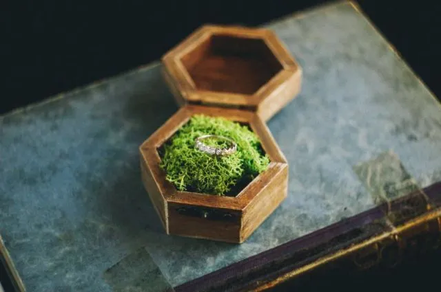 10 Inspirasi Ring Box Cantik Berbahan Kayu. Pas Nih, Buat Pesta Pernikahanmu Makin Terkesan Rustic 17