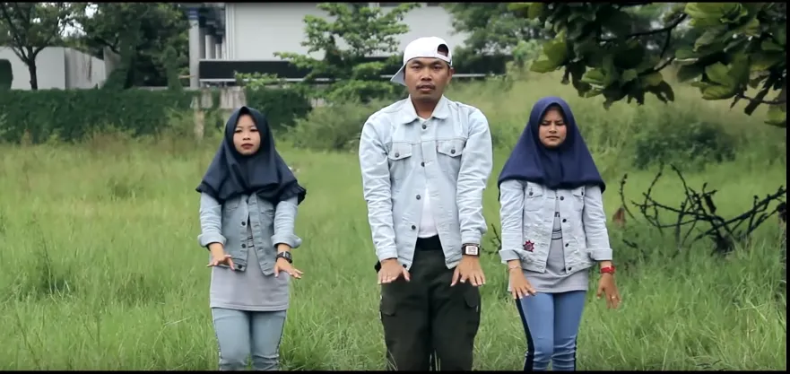 9 Hal yang Bikin Gemes Sama Video Klip Oma Mulyana. Judulnya 'Senyumin Aja' Tapi Pada Cemberut :( 11
